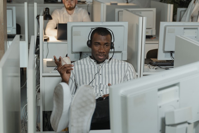 Der Account Manager im Büro bei der Einwandbehandlung.